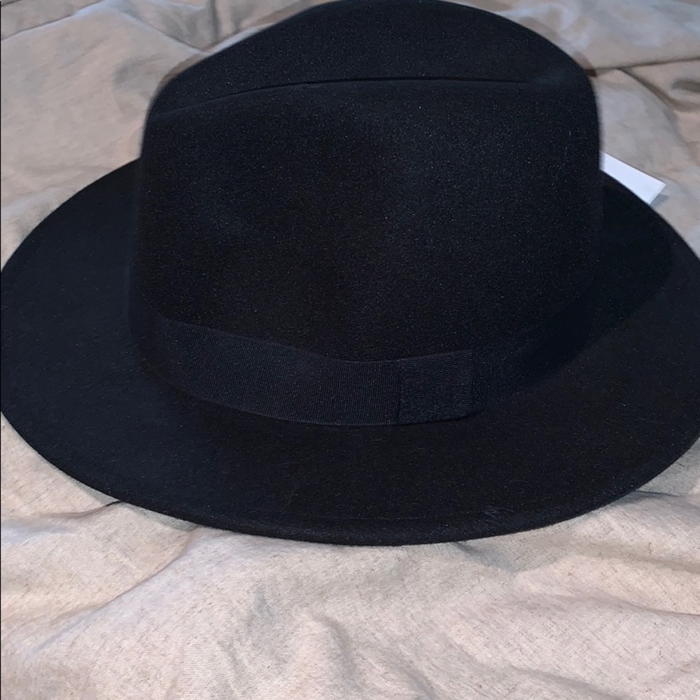 Sleek Black Bermuda Hat